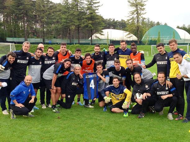 Foto di gruppo con dedica a Zanetti. Inter.it